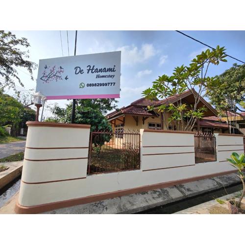 De Hanami Homestay Setrayasa