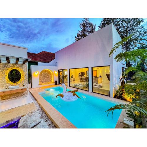 De Luna Villa with private heated pool
