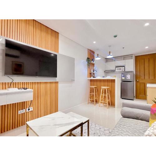 Debbie's Modern 1 BR Condo Unit
