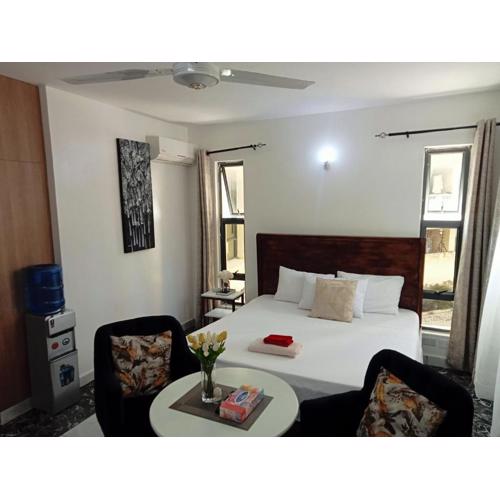 Dee Kijanis studio apartment