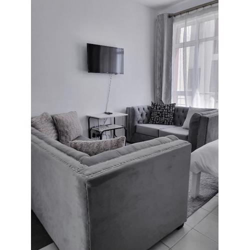 Delightful Studio,Racecourse Gardens Apt with pool