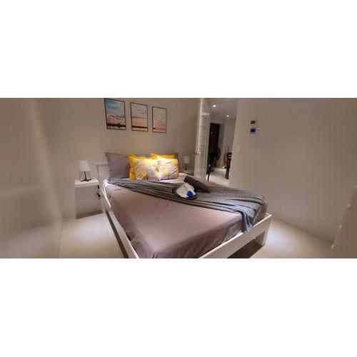 Deluxe 1BR suite - kitchen & balcony, pool