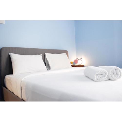 Deluxe 2BR Apartment at Newton Residence Bandung with Mountain View By Travelio