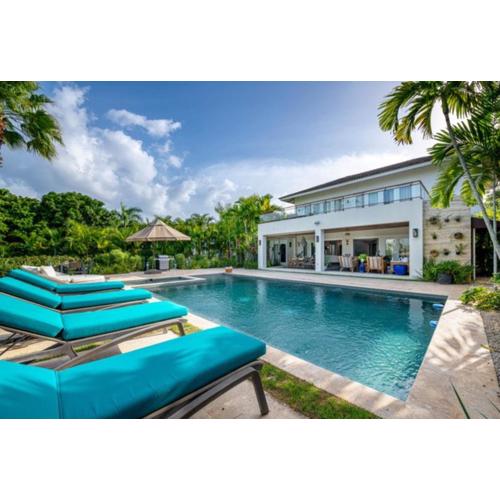 Deluxe 5BR Villa Overlooking Golf