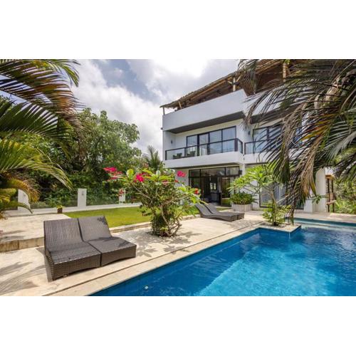 Deluxe Apartment, 75 m from Balian Surf Spot