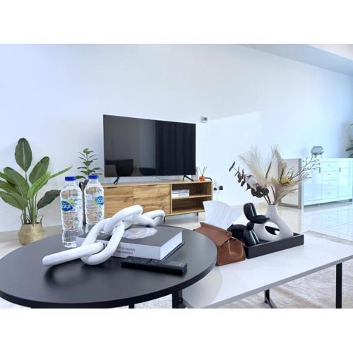 Deluxe Apartment With Panoramic View Near Metro