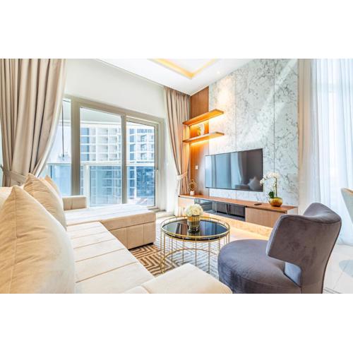 Deluxe One-Bedroom Apartment in Business Bay with Burj Khalifa and Canal View