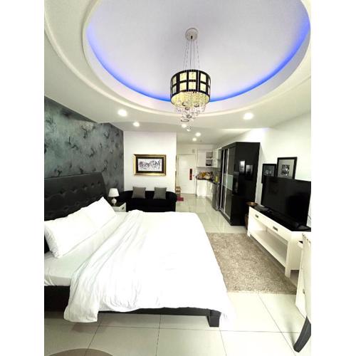 Deluxe room with king bed and Balcony at Kandi Palace