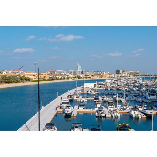 Deluxe Waterfront Unit in Heart Of Dubai Palm Jumeirah