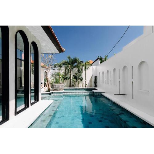 Design Villa Walking distance to Echo Beach!