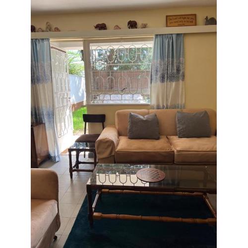 Diggz - Private Townhouse, Garden Views near Junction Mall