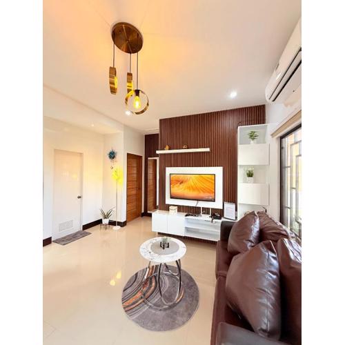 DJS TRANSIENT Home near Airport, Netflix, Fast Wifi, Hot &Cold Shower