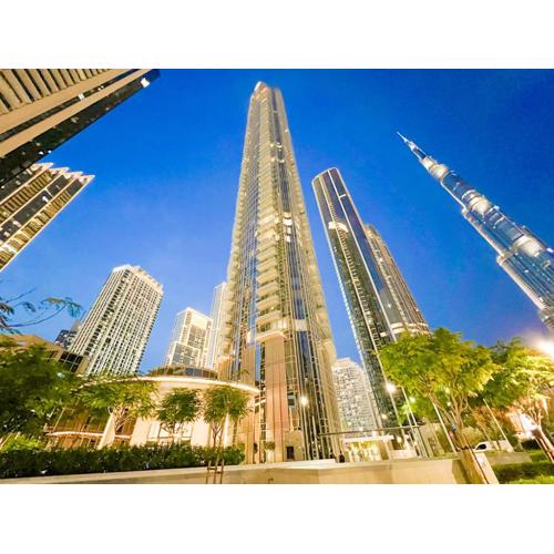 Downtown Luxury - Stunning Burj Khalifa & Sea View - 5 Minutes Walk to Dubai Mall
