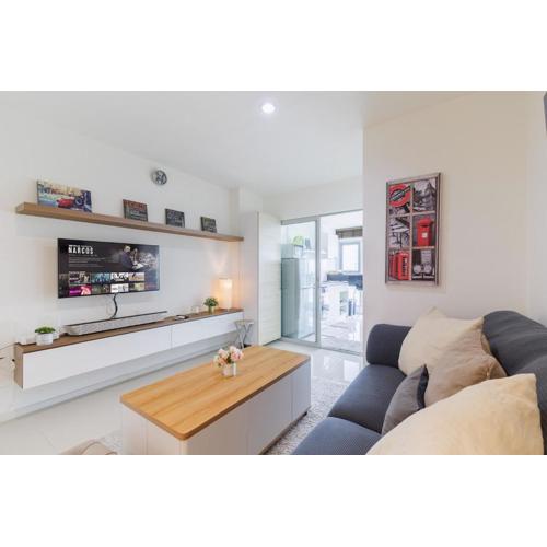 Downtown Spacious Luxury Condo BKK- 5 mins BTS!