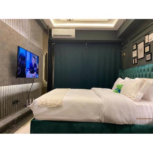 Du LoVeRe at Anderson Apartment