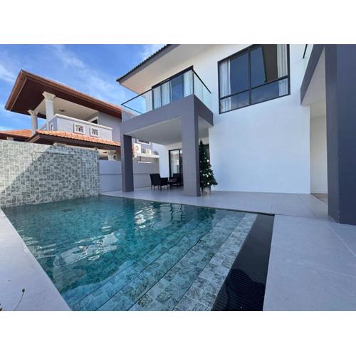 Eakmongkol Luxury Five-Bedroom Pool Villa