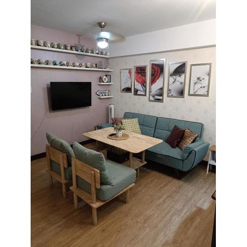 East Raya Gardens Near BGC LIBIS 2Bedroom with Veranda Netflix Internet Pool