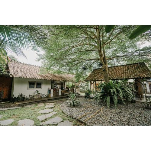 East room at Semadi Living