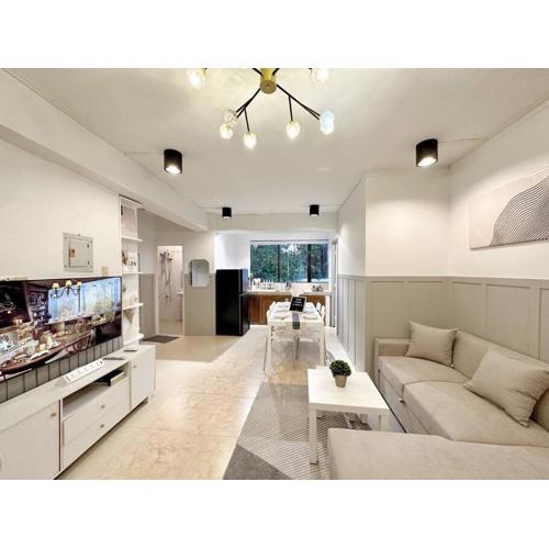 Easy White Beach Access, with Kitchen, Dining and Living Room, Perfect for Groups and Family