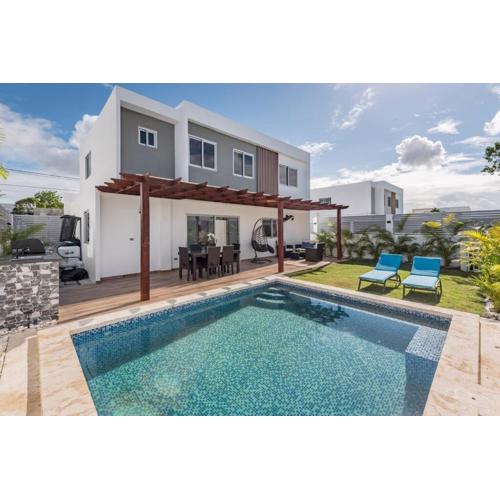 Eco-Friendly Tropical villa 3br 2b with private Pool & Grill