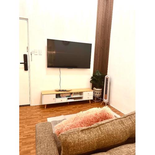 EDSA Cozy 3BR near MRT w Netflix and Karaoke Fun