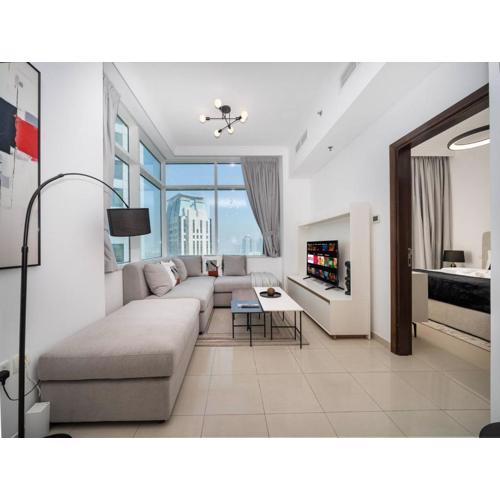 Elegant 1-Bedroom Retreat with Marina Views