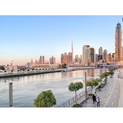 Elegant 1BR Apt with Balcony Views of Burj Khalifa & Dubai Canal