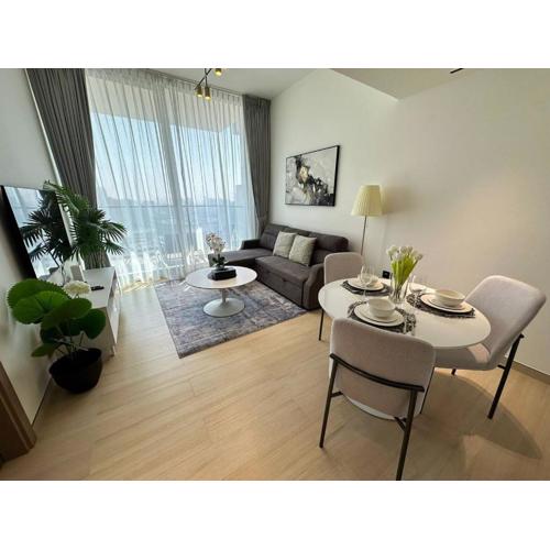 Elegant 1br Escape Jvc Pool & Balcony Access