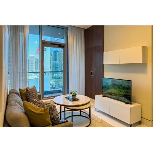 Elegant 1BR with Canal Views in Business Bay