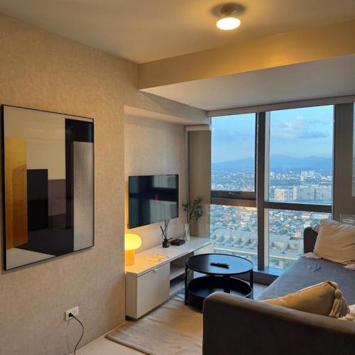 Elegant 1BR with Great View, Panoramic Pool Near Ortigas CBD - 24