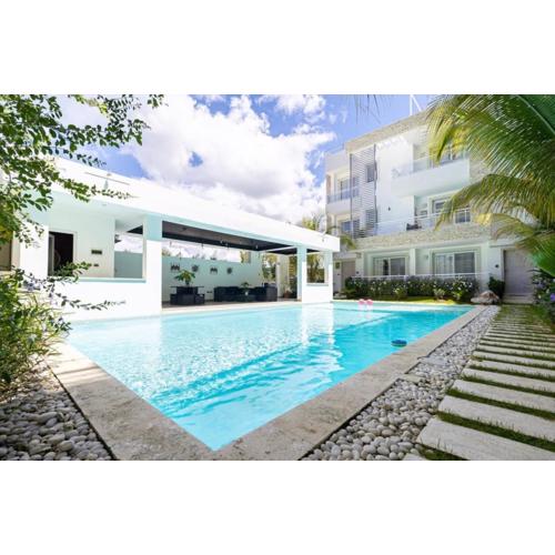 Elegant 2 Bedroom Apartment with Pool