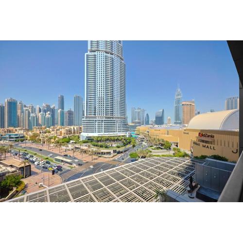 Elegant 2-BR Apartment Overlooking Burj Khalifa