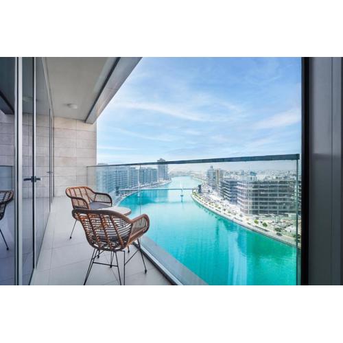 Elegant 2 M with Direct Canal & Iconic View