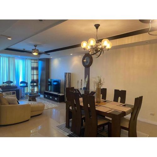 Elegant 2BR, 2 BA Suite Beside Eastwood Mall