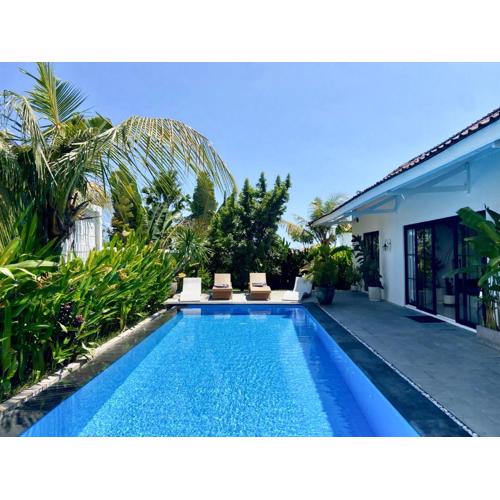 Elegant 3 BR villa huge pool in central Canggu