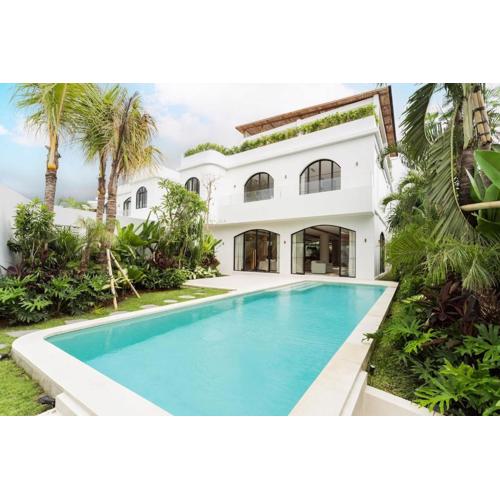 Elegant 4BR Villa downtown Berawa Canggu