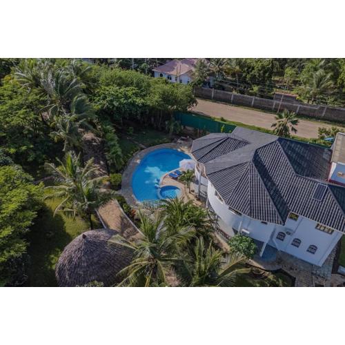 Elegant 5BR Diani Villa with Pool & Beach Access