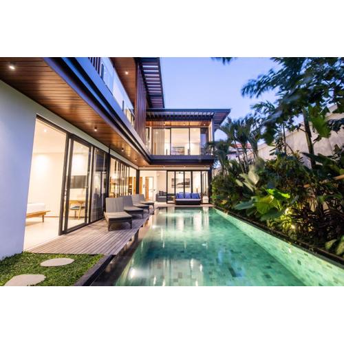 Elegant 5br Villa Retreat Steps From Canggu Beach