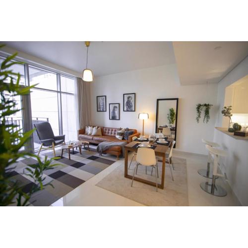 Elegant Apt With Balcony Minutes from Burj Khalifa