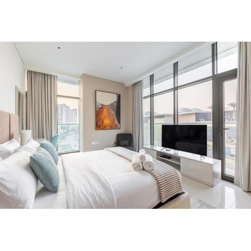 Elegant Beachside Studio in Prime Palm Location