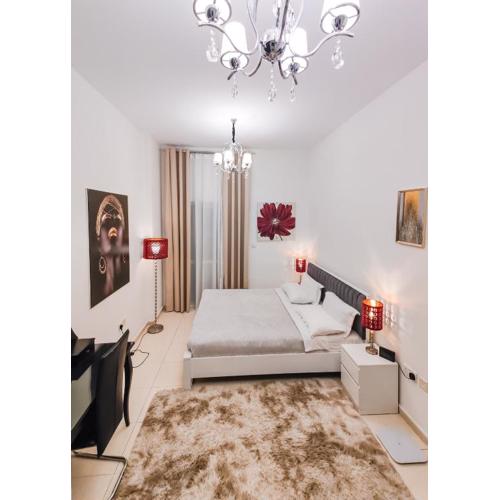 Elegant Fresh 1BR with Heated Pool, just steps from Mall, Restaurants & Fitness center