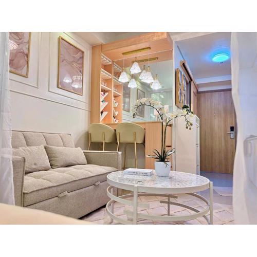 Elegant Staycation Near Mall of Asia with Pool Access