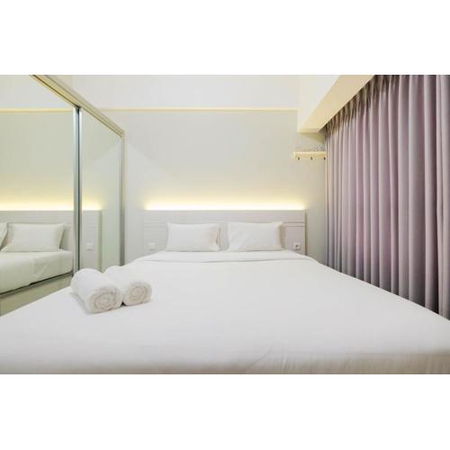 Elegant Studio Room at Springlake Summarecon Apartment By Travelio