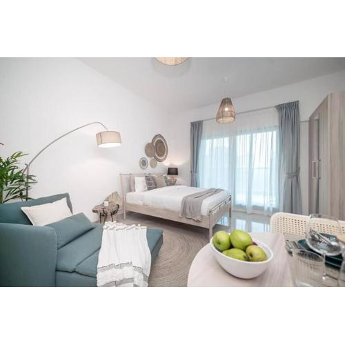 Elegant Studio with Pool and Gym