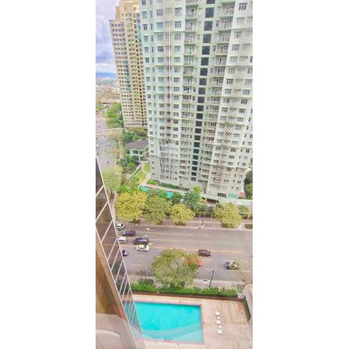 Elite Homestays Family-Friendly Condo Near Malls with Pool & Gym