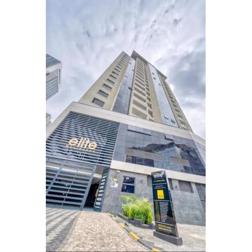 Elite Residence 7 Star Luxe Condo with Gym and Pool next to JW Marriott, Westlands Airport Shuttle, Luggage Storage available