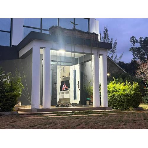 Elmadel Coffee Gardens 4Bed Rustic Wooden House