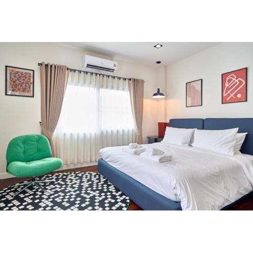 Emily Home-Charming 3BR in Chiang Mai Old Town, Steps from Wat Phra Singh & Sunday Walking Street by Beginning With