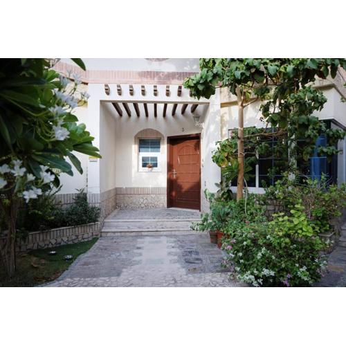 Emirati Stay Comfort & Local Charm Villas - 3