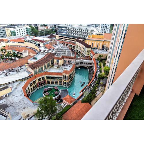 Emma Mattress & Pillows, Balcony, Amazon Alexa, Sauna, Gym & Pool Access, FAST Wi-Fi, Nespresso Coffee Machine with FREE coffee Pods, Elegant Balcony Over Venice Grand Canal, Walking Distance Britsh Embassy, 5 min drive to BGC, 10 min drive to Manila Air